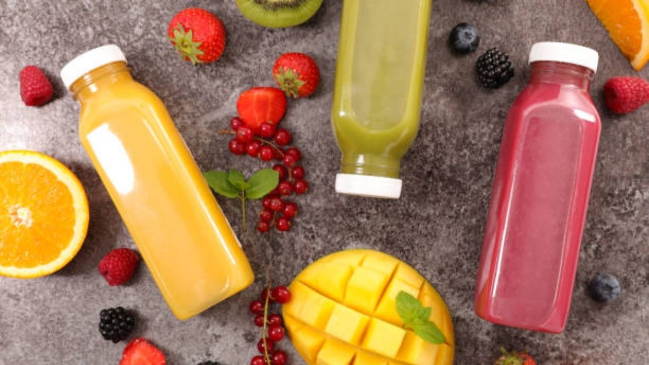 सकाळी उपाशी पोटी फळांचा रस प्यायल्यास शरीरात जमा झालेले विषारी घटक बाहेर पडून जातात आणि नैसर्गिकरित्या शरीर डिटॉक्स होते. वर्कआउट किंवा व्यायामाच्या अर्ध्या तासाने फळांचा रस प्यावा.