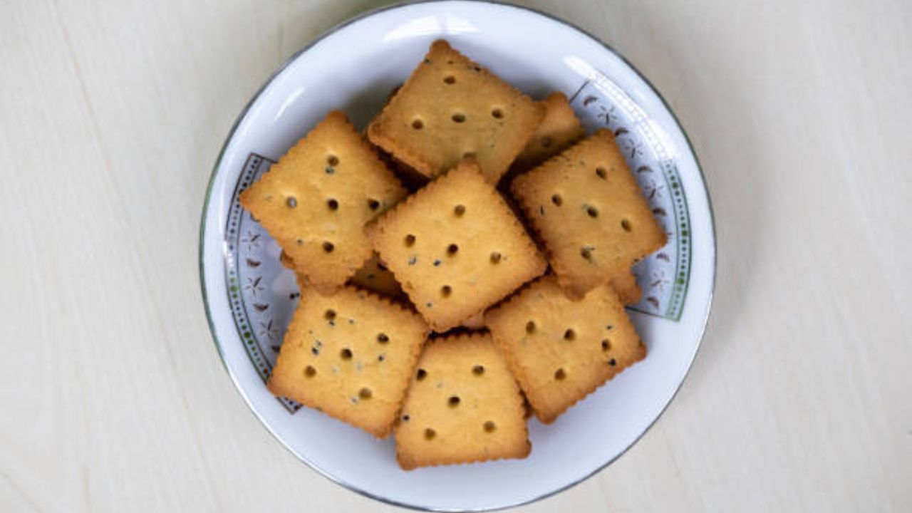 बिस्किटांवर असलेल्या लहान लहान छिद्रांना तांत्रिक भाषेत 'डॉकिंग होल्स' असे सुद्धा म्हंटले जाते. यामुळे बिस्कीट व्यवस्थित भाजली जातात आणि कुरकुरीत होतात. 