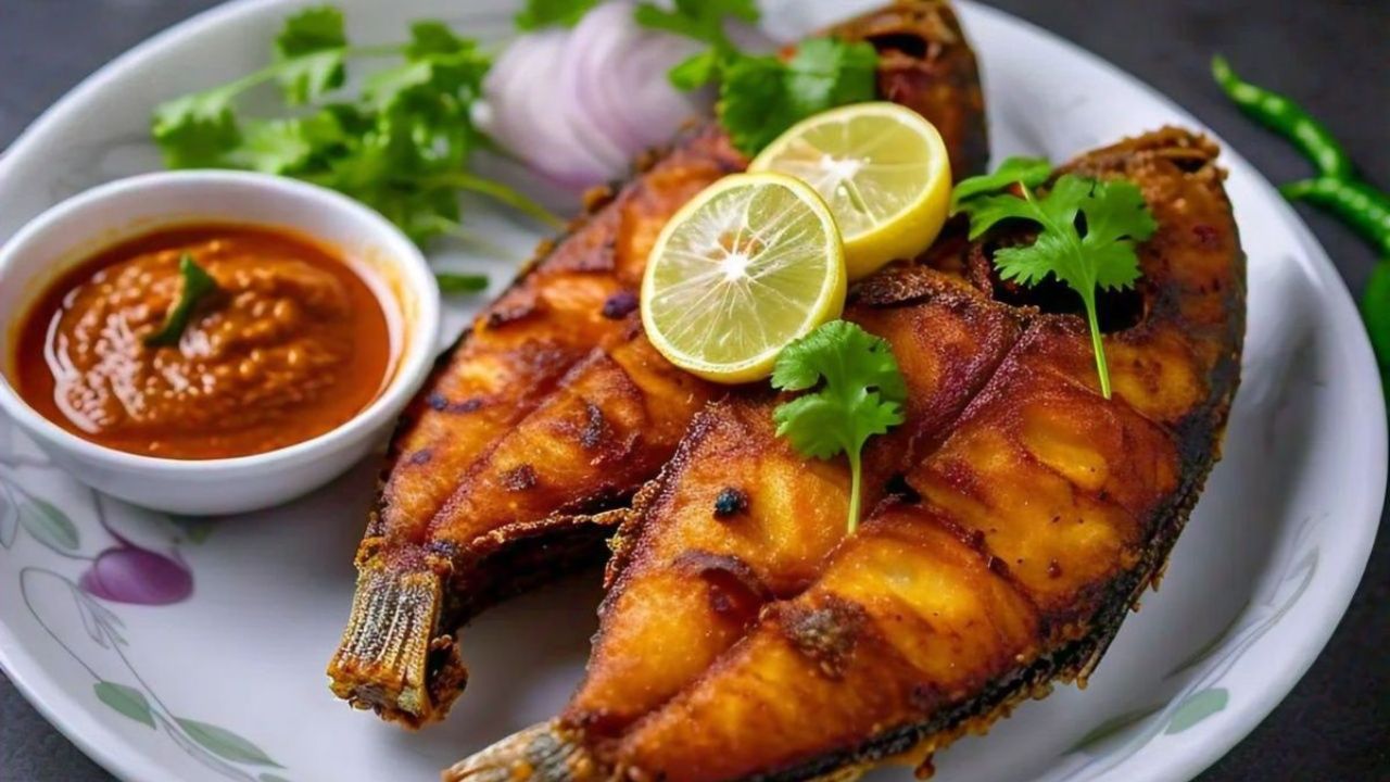 भरपूर कढीपत्ता आणि लसुणचा वापर करून केलेले मासे फ्राय चवीला अतिशय सुंदर लागतात. हे कुरकुरीत मासे वरणभातासोबत आवडीने खाल्ले जातात. 