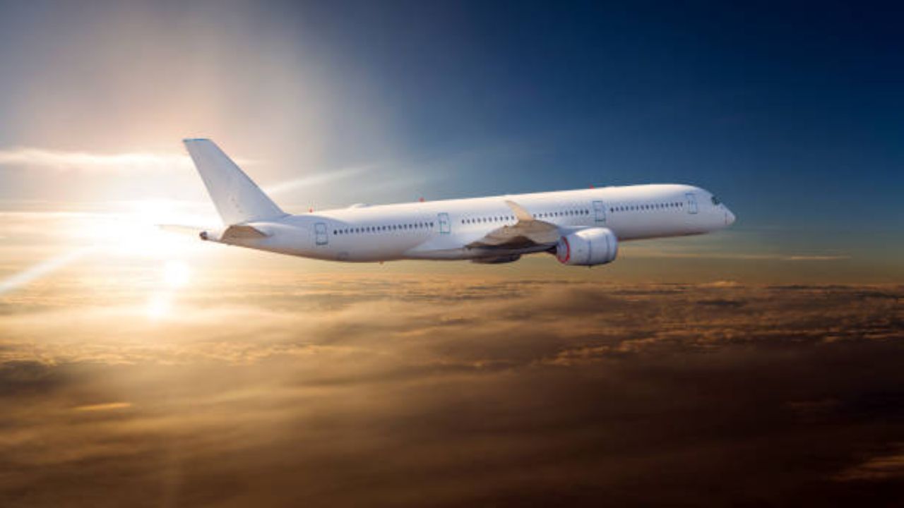 सूर्याची किरण विमानावर पडल्यानंतर विमानाच्या वरचा भाग खूप जास्त गरम होतो. पांढरा रंग हा सूर्याची किरणे परावर्तित करतो. त्यामुळे सर्वच विमानांना कायमच पांढरा रंग दिला जातो.