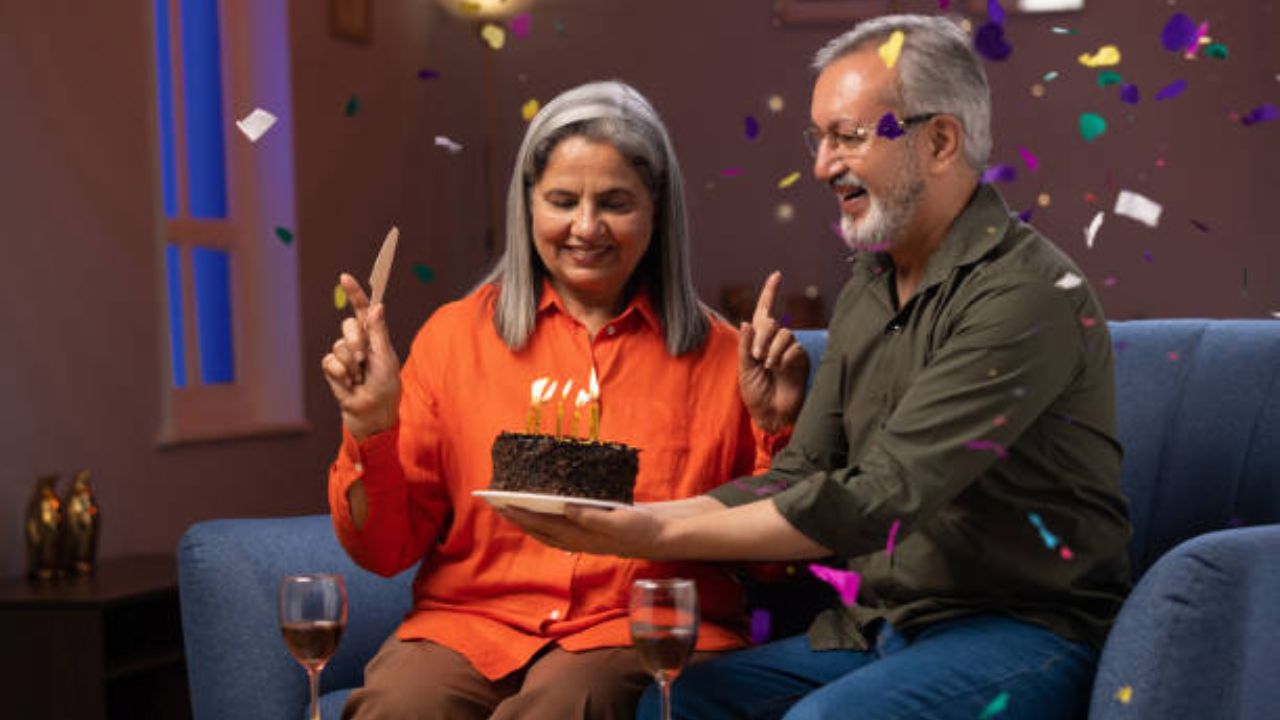 काही ठिकाणी मेणबत्तीच्या धुरामुळे आजूबाजूला असलेल्या वाईट शक्ती किंवा दुष्ट आत्मे दूर होतात, असे सुद्धा मानले जाते. यामुळे व्यक्तीचे रक्षण होते. 