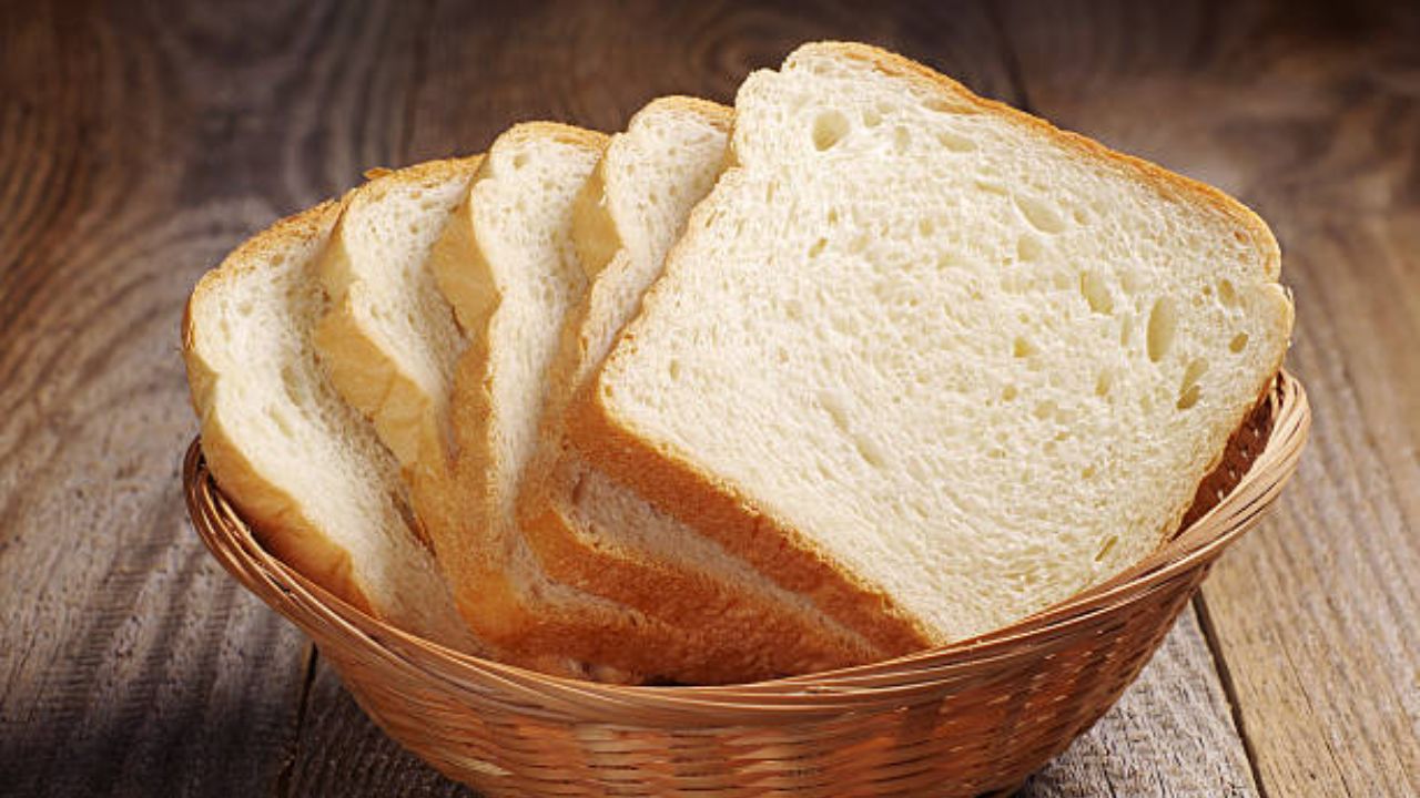 सकाळच्या नाश्त्यात आवर्जून ब्रेड खाल्ला जातो. पण व्हाईट ब्रेड बनवण्यासाठी मैदा, रिफाईंड तेल आणि प्रिजर्व्हेटिव्ह्जचा वापर केला जातो. यामुळे वजन वाढण्याची जास्त शक्यता असते. 