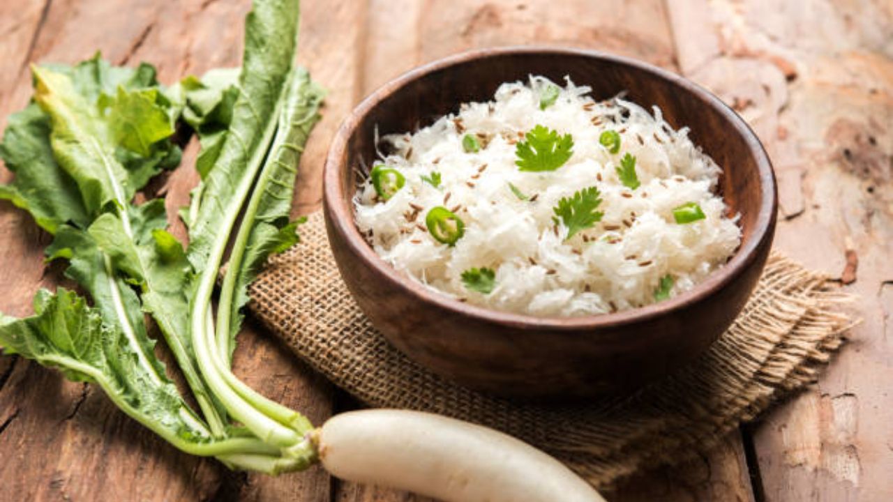 मधुमेहाची औषध घेत असलेल्या रुग्णांनी मुळा खाऊ नये. यामुळे रक्तातील साखर आणखीनच कमी होऊन जाते. त्यामुळे मधुमेह असलेल्या रुग्णांनी मुळ्याचे सेवन करू नये.