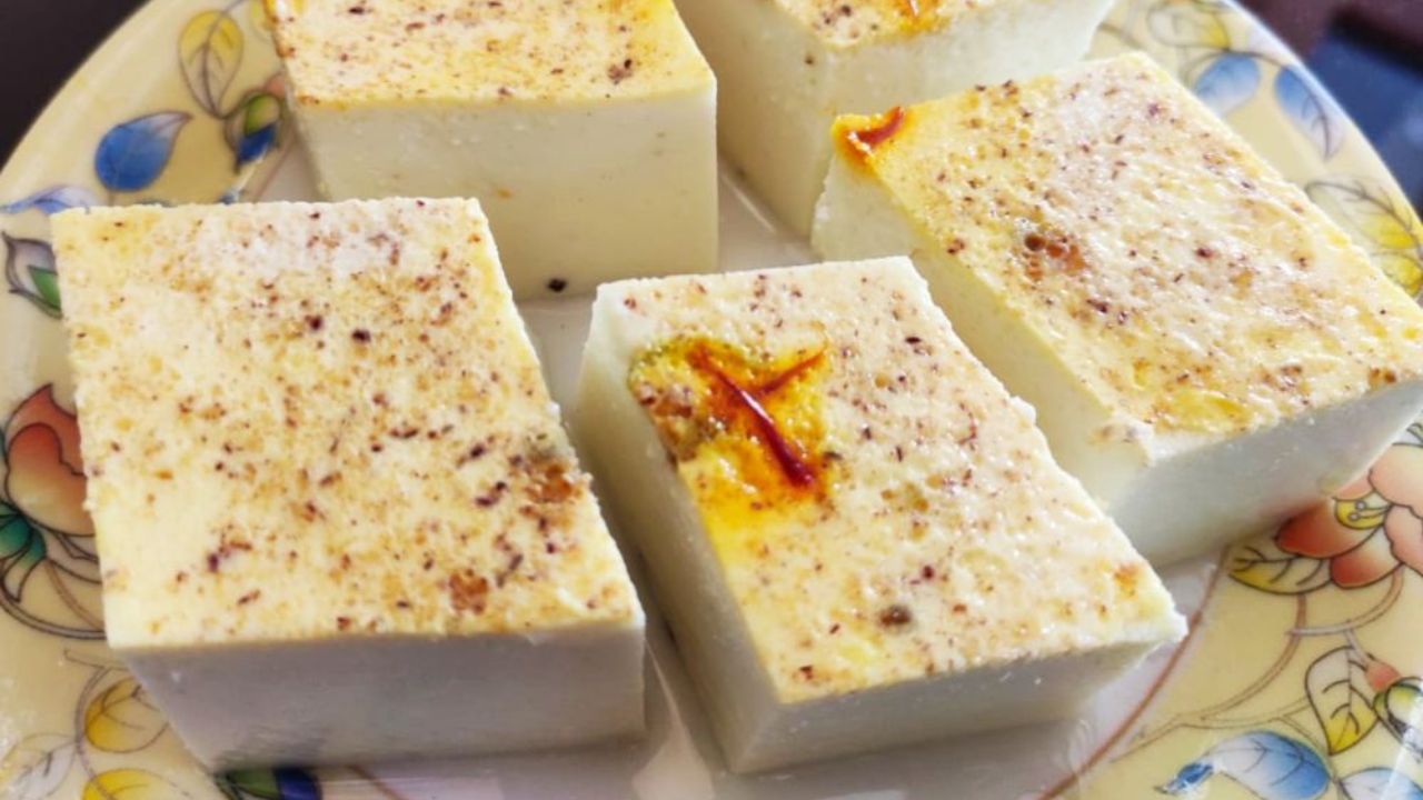 कोकणात अतिशय आवडीने बनवला जाणारा पदार्थ म्हणजे गाईच्या दुधापासून बनवलेला खरवस. गाईच्या चिकापासून बनवलेला खरवस सगळ्यांचं खायला खूप जास्त आवडतो.