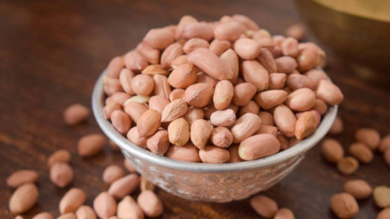 मधुमेहाच्या रुग्णांची शेंगदाण्यांसोबत गूळ चावून खावे. यामुळे रक्तातील साखर नियंत्रणात राहते. तसेच रक्तदाब नियंत्रणात ठेवण्यासाठी शेंगदाण्याचे सेवन करावे. 