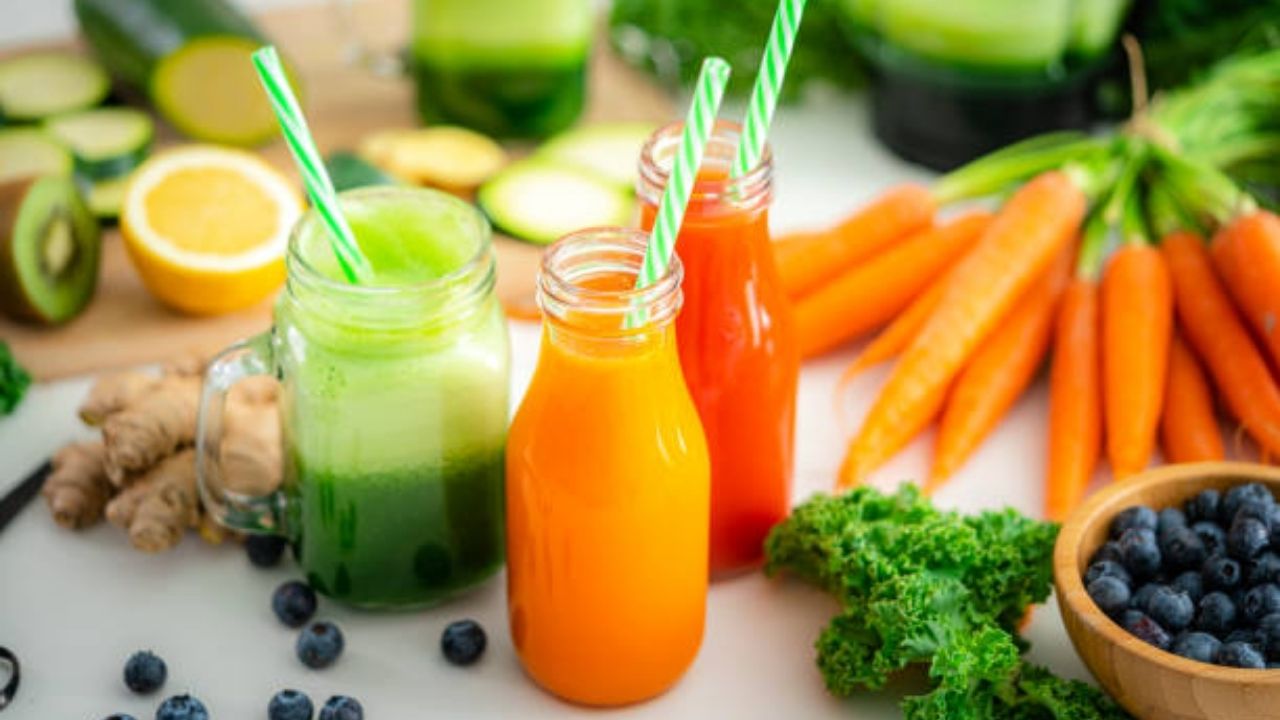 सकाळी फळांचा रस प्यायल्यामुळे शरीरातील इलेक्ट्रोलाइट्सची पातळी संतुलित राहते. पण रात्री झोपण्याआधी चुकूनही फळांचा रस पिऊ नये. यामुळे रक्तातील साखर झपाट्याने वाढते.