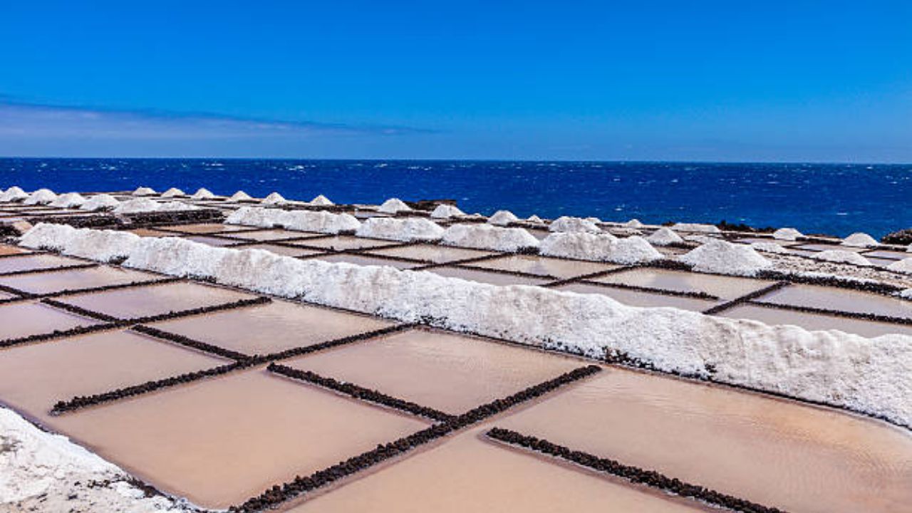 समुद्राच्या पाण्यात केवळ मीठ आढळून येत नाही. या पाण्यात मॅग्नेशियम, कॅल्शियम आणि पोटॅशियम इत्यादी घटक आढळून येतात. मिठाचे शुद्धीकरण करताना त्यातील काही घटक काढून टाकले जातात. 