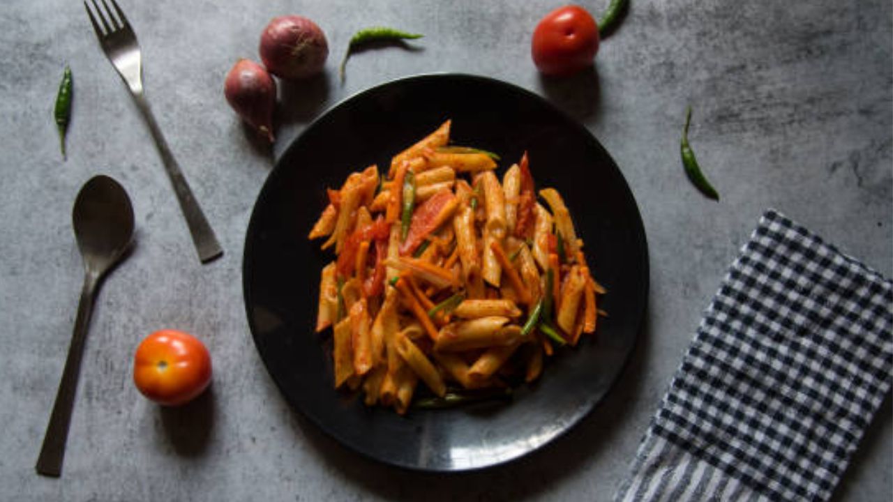 13 व्या शतकात मार्को पोलोने चीनमधून पास्ता आणला होता. त्यानंतर मार्को पोलो आशियातून परतण्यापूर्वी इटालियन लोक पास्ता खात होते. पास्ता बनवताना त्यात वेगवेगळ्या भाज्या सुद्धा टाकल्या जातात. 