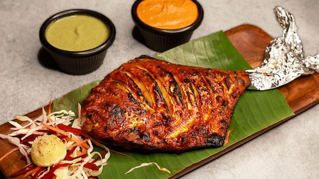 मसाला लावून कोळश्यावर भाजलेले मासे जेवणात स्टार्ट म्हणून खाल्ले जातात. तंदूर मासे तुम्ही हिरव्या चटणीसोबत सुद्धा खाऊ शकता.  