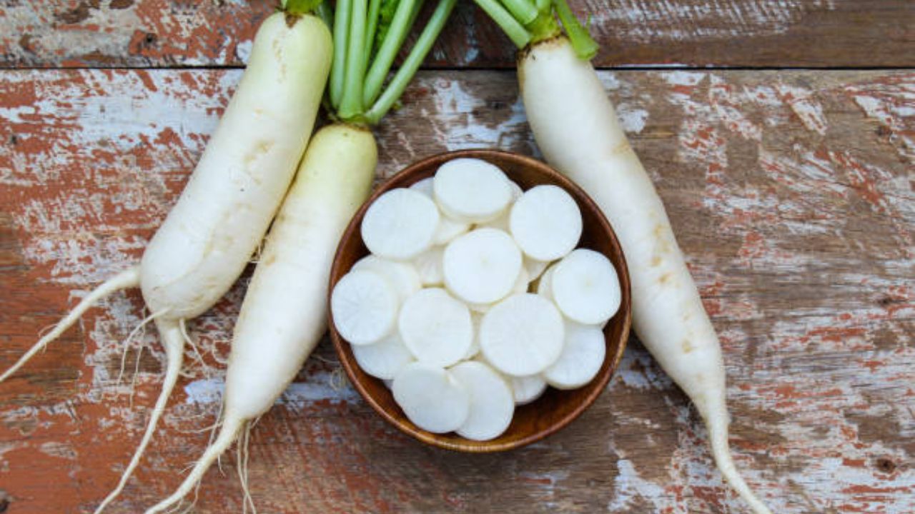 मुळा पचनासाठी अतिशय जड असतो. यामुळे पोटात गॅस किंवा अपचनाची समस्या उद्भवू शकते. याशिवाय पित्ताशयातील खड्डे वाढून पोटात खूप जास्त वेदना होतात.