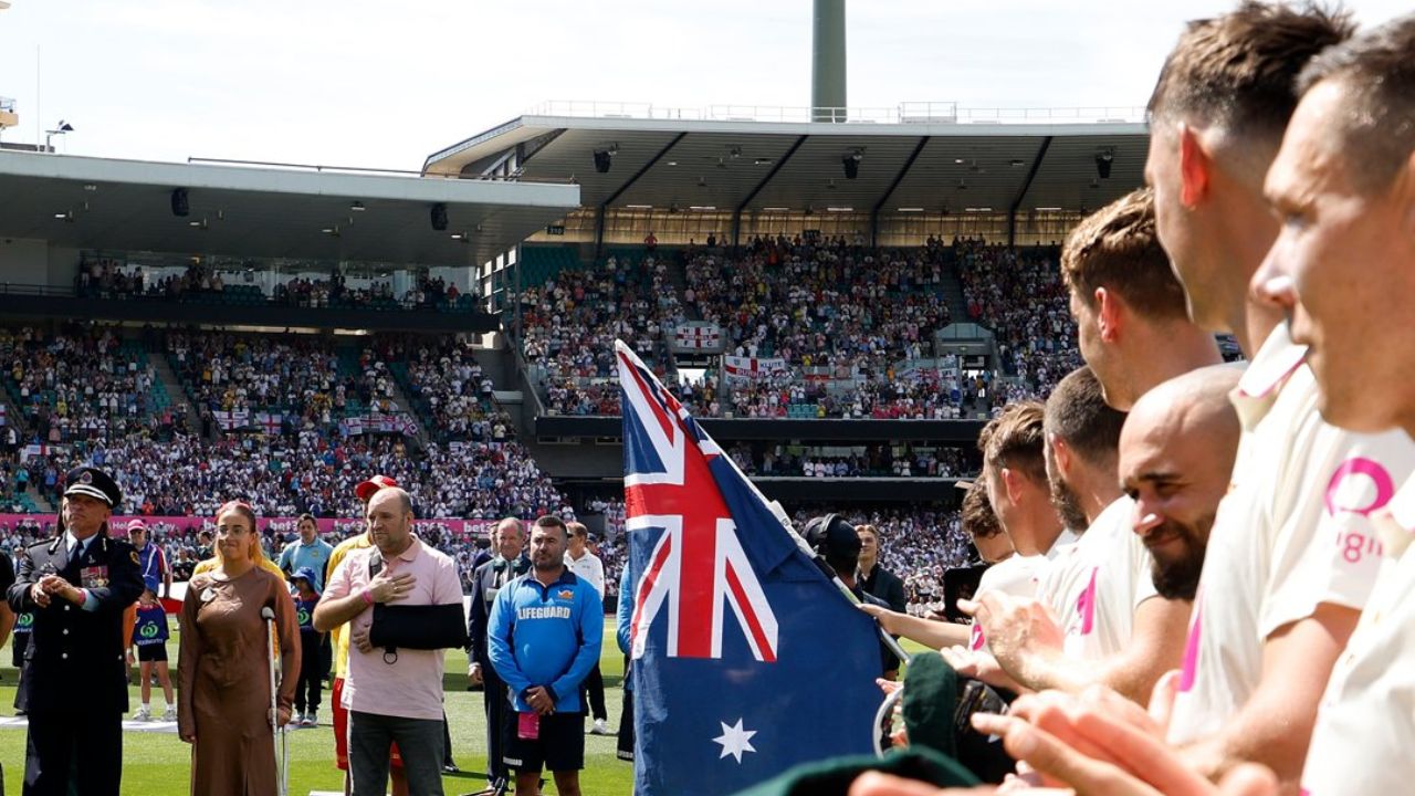 Ashes Series : AUS vs ENG सामन्याआधी सिडनीमध्ये इंग्लंडच्या खेळाडूंनी या शूरवीरांना दिला सन्मान! Video पाहून तुम्हीही व्हाल भावूक Ashes Series : AUS vs ENG सामन्याआधी सिडनीमध्ये इंग्लंडच्या खेळाडूंनी या शूरवीरांना दिला सन्मान! Video पाहून तुम्हीही व्हाल भावूक