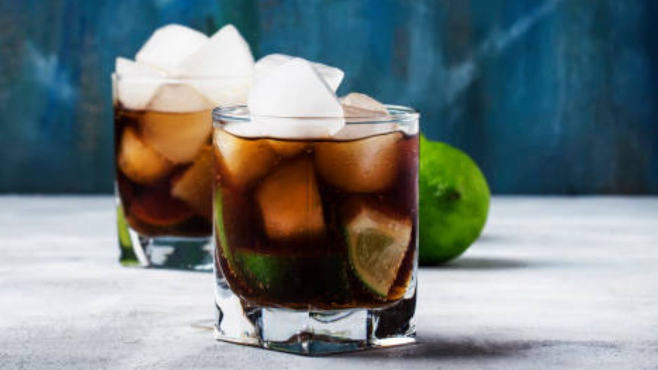 स्वस्त पेयांमध्ये अनेकदा उच्च-फ्रुक्टोज कॉर्न सिरप असते. याचा थेट परिणाम शरीरावर होतो. सॉफ्ट ड्रिंक प्यायल्याने रक्तातील साखरेची पातळी अचानक वाढते आणि मधुमेहाचा धोका निर्माण होतो. 