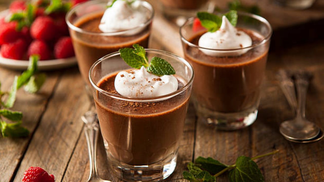 रात्री उशिरा गोड पदार्थ खाण्याची इच्छा झाल्यास झटपट बनवा इन्स्टंट चॉकलेट पुडिंग, नोट करून घ्या रेसिपी