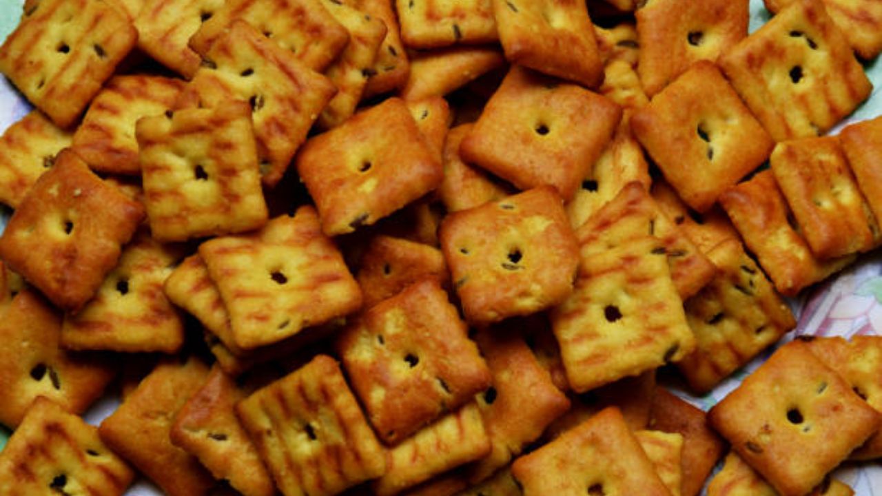 नमकीन बिस्किटांमध्ये मिठाचे प्रमाण जास्त असते. यामुळे हवेतील ओलावा बिस्कीट सहज शोषून घेतात. तयार केलेली बिस्कीट लवकर भाजण्यासाठी आणि त्यातील ओलावा कमी करण्यासाठी बिस्किटांना छोटे छिद्र केले जातात. 