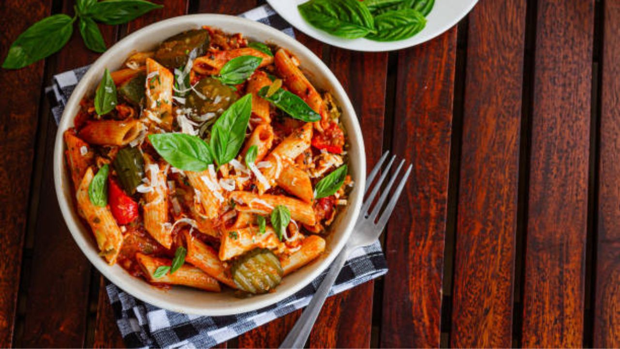 17 व्या शतकात नेपल्स ने पास्त्याचे मोठ्या प्रमाणावर उत्पादन केले होते. पास्ता हा पदार्थ अतिशय स्वस्त पोटभर आणि टिकाऊ पदार्थ असल्यामुळे स्थानिक कामगार मोठ्या प्रमाणावर पास्ता खरेदी करायचे. 