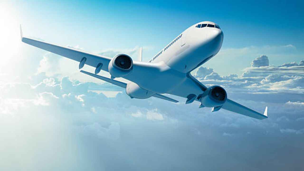 वजन कमी होण्यासाठी विमानाला कायमच पांढरा रंग दिला जातो. काही विमानावरील नाव लाल किंवा काळ्या रंगाची असतात.