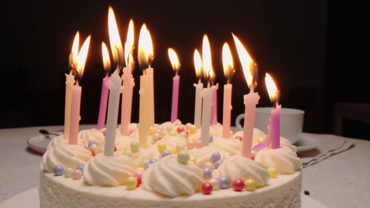 भारतात पूर्वीच्या काळी पूजा करून वाढदिवस साजरा केला जायचा. त्यानंतर पाश्चात्य संस्कृतीचा प्रभाव वाढत गेला आणि केक इत्यादी अनेक गोष्टींमध्ये मोठे बदल झाले. 