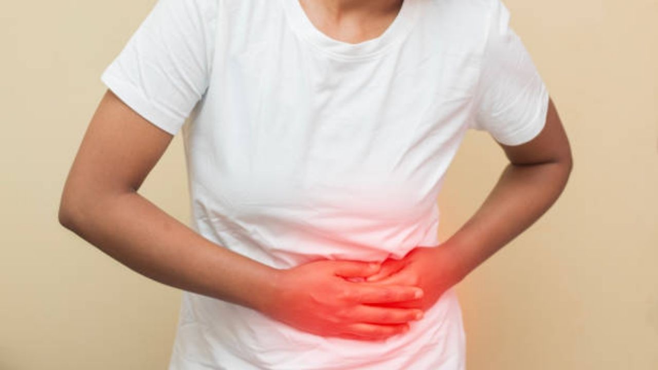 पोटाच्या उजव्या कोपऱ्यात वाढलेल्या वेदनांकडे अजिबात करू नका दुर्लक्ष, उद्भवू शकतो ‘या’ गंभीर आजारांचा धोका