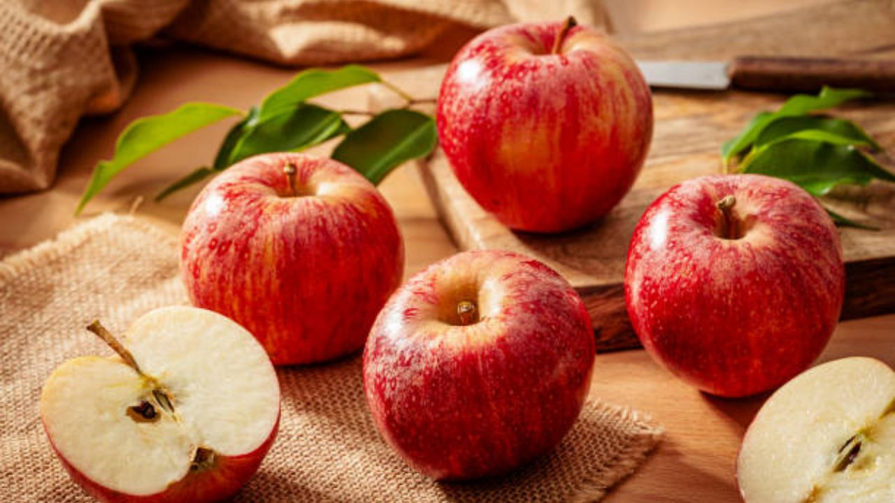 सफरचंद कधी खावे? चुकीच्या वेळी सफरचंद खाल्ल्यास फायदे होण्याऐवजी होईल शरीराचे गंभीर नुकसान