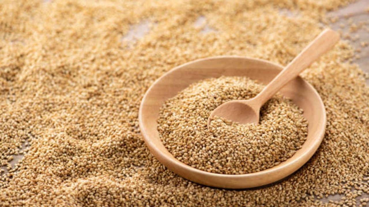 हिवाळ्यात तीळ खाणे हाडांसाठी अत्यंत फायदेशीर आहे. यामध्ये कॅल्शियम आणि फॉस्फरस भरपूर प्रमाणात असते. जवसातील ओमेगा-३ फॅटी ऍसिड असतात. 