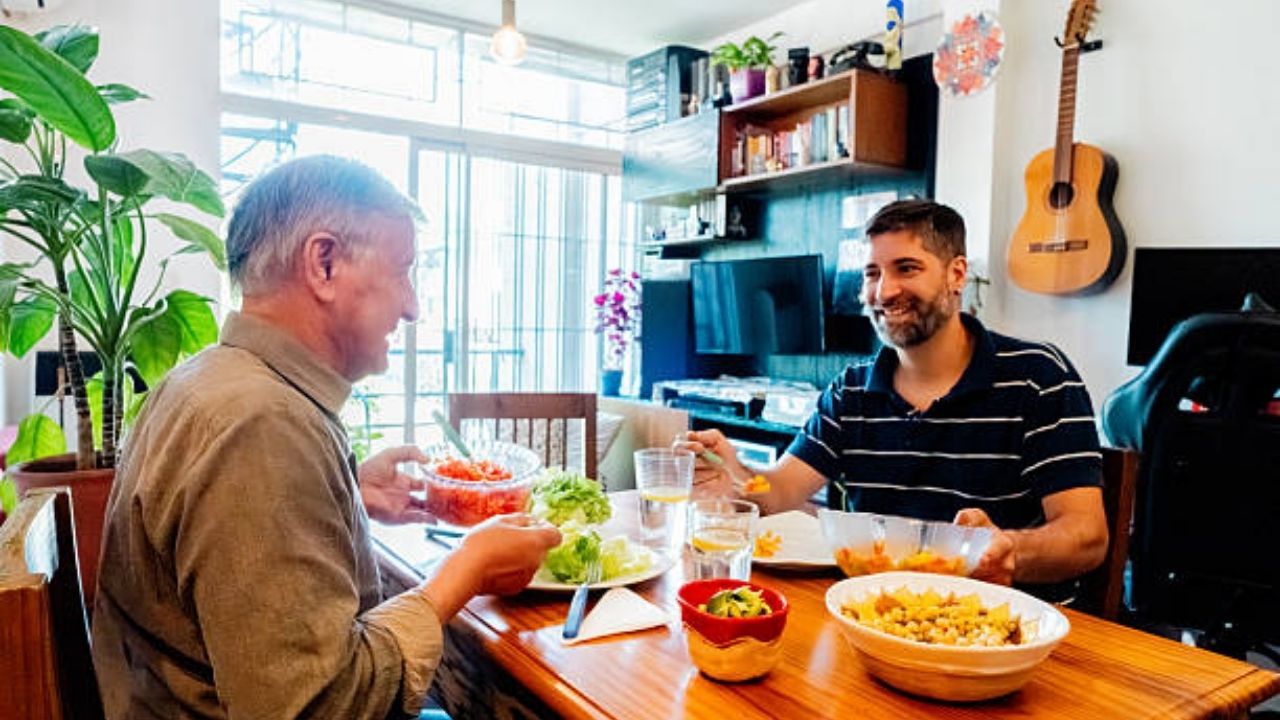 हात- पाय कायमचं सुन्न पडतात? उतार वयात ज्येष्ठांच्या आरोग्यासाठी आवश्यक ठरतात ‘ही’ जीवनसत्वे, वेदनांपासून राहाल कायमच दूर