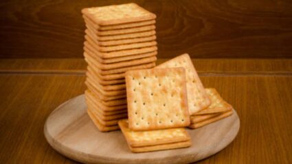 आवडीने खाल्ल्या जाणाऱ्या नमकीन बिस्किटांना छिद्र का असतात? कारण वाचून व्हाल आश्चयचकित