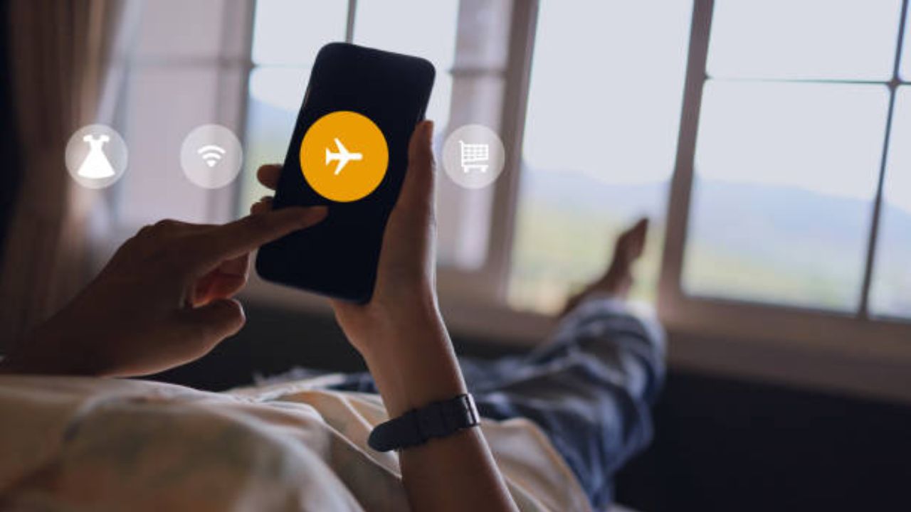 मोबाईलच्या एअरप्लेन मोडचा ‘या’ पद्धतीने करा वापर, कामात एकाग्रता वाढण्यासोबतच बॅटरी राहील जास्त वेळ टिकून