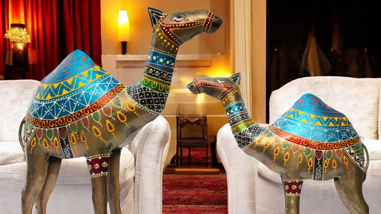 Vastu Tips: करिअरमध्ये अडथळे येत असल्यास घरामध्ये या दिशेला ठेवा उंटाची मूर्ती