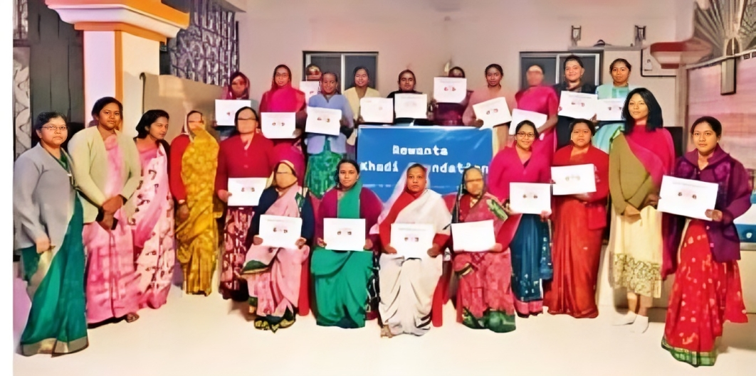 Satara News : खादीच्या माध्यमातून महिलांनी स्वावलंबी व्हावं; कावडी येथे महिला व्यवसाय प्रशिक्षण शिबिराचा समारोप