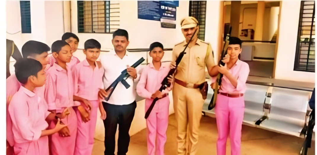 Chhatrapati Sambhajinagar : अभ्यासाबरोबरचं स्वसंरक्षण काळाची गरज; विद्यार्थांना करुन दिली शस्त्रांची ओळख