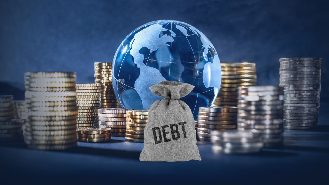 सध्याच्या घडीला जगभरातील अनेक देश कर्जबाजारी झाले आहे. अनेक देशांवर कोट्यावधी कर्जाच्या ओझ्याखाली दबलेले आहेत. वाढती जनसंख्या, सामाजिक योजनांसाठी लागणारा निधा, युद्धांवरील खर्च या कारणांमुळे अनेक देशांच्या अर्थव्यस्थेत तूट निर्माण झाली आहे. आज आपण कोणत्या देशांवर किती कर्ज आहे, आणि भारत यामध्ये कोणत्या स्थानी आहे जाणून घेऊयात