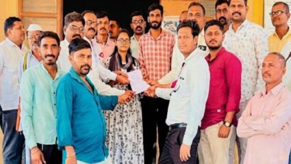 Ahilyanagar News: वारी-हिंगोणी रस्त्याची दुरावस्था! उपोषणावर शेकडो तरुण ठाम, रस्ता डांबरीकरणासाठी तहसीलदारांना निवेदन