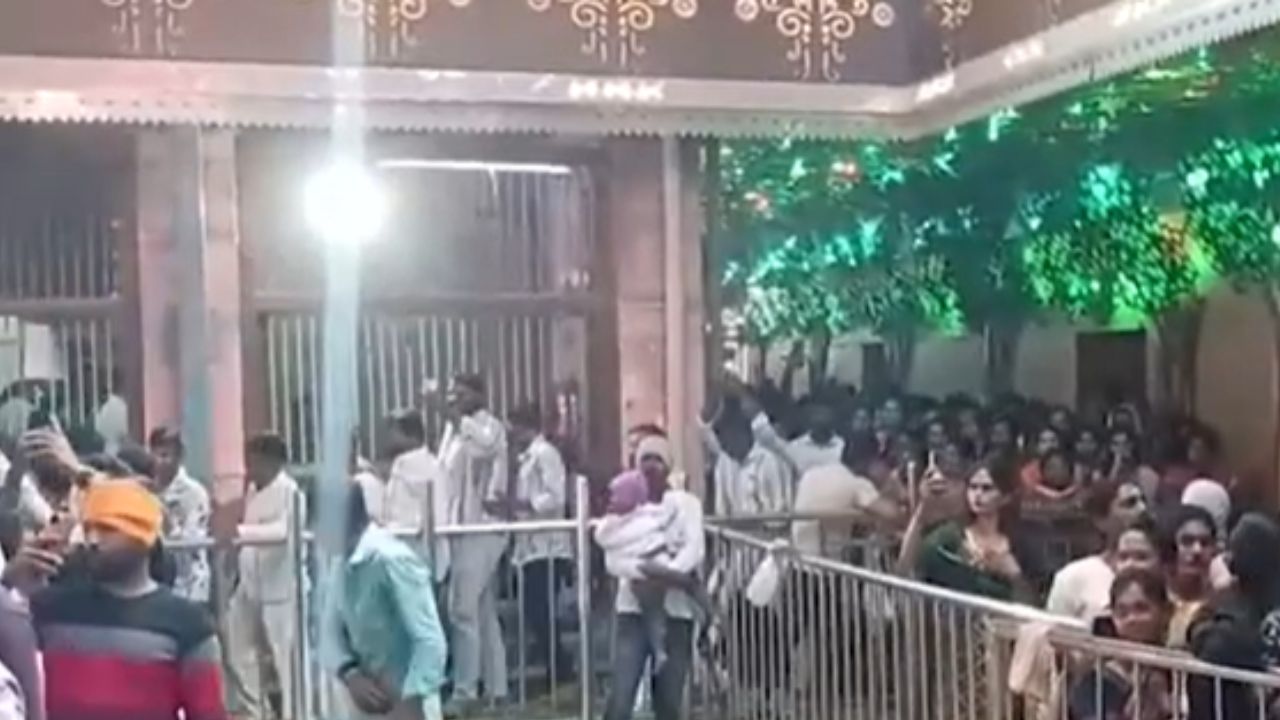 Akkalkot :  स्वामी समर्थांच्या दर्शनासाठी भाविकांची पहाटे पासूनच मंदिर परिसरात अलोट गर्दी