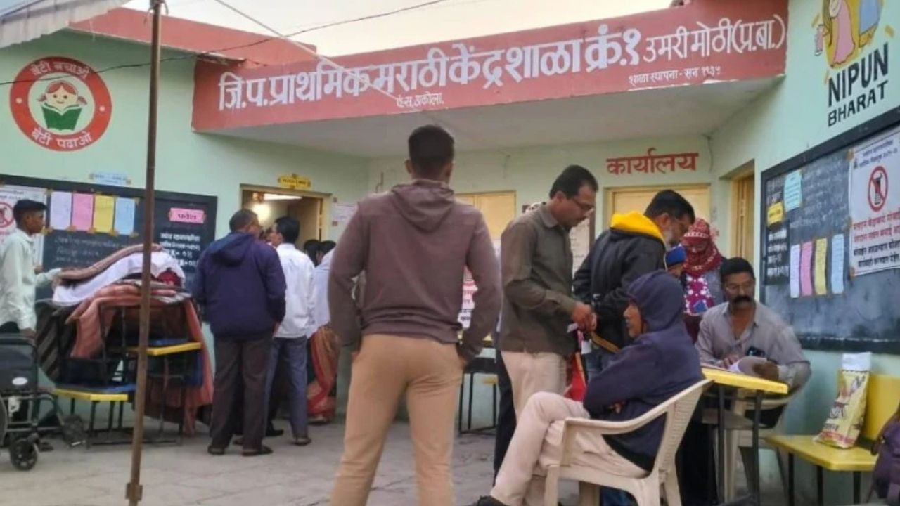 Akola Election : 30 मतदारांचे नाव मतदान यादीतून गायब; अकोल्यात मतदानकेंद्रावर धक्कादायक प्रकार