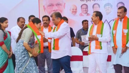 Maharashtra Politics: अंबरनाथमध्ये रात्रीस खेळ चाले..! अखेर ‘त्या’ 12 नगरसेवकांचा भाजपमध्ये पक्ष प्रवेश