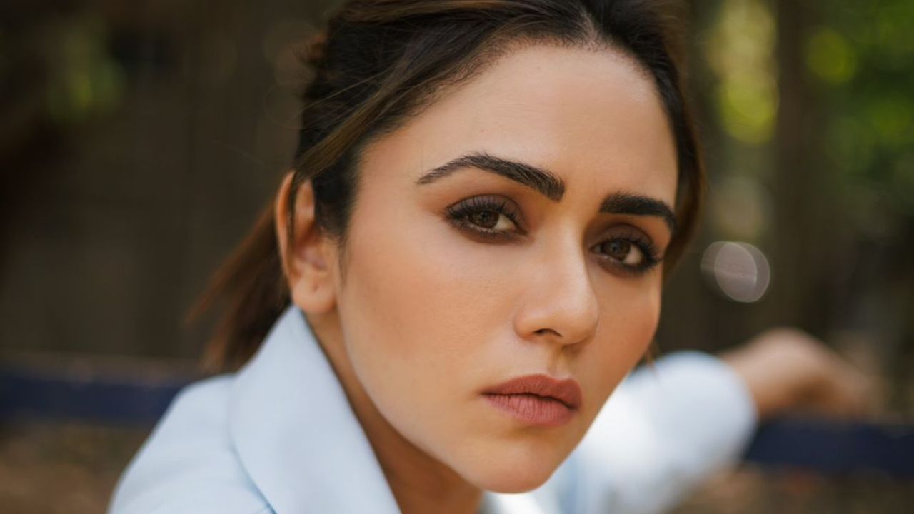 बॉलीवूड मधल्या अनेक बड्या स्टार्सना मागे टाकत सई IMDb च्या टॉप लिस्ट मध्ये प्रेक्षकांची आवडती अभिनेत्री ठरली आहे. अमृताच्या कामाचं सातत्य आणि बॉलीवूड मध्ये तिच्या वैविध्यपूर्ण कामाच्या चर्चा नेहमी होतात.