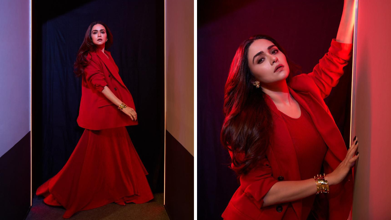 रेड गाऊन आणि त्यावर रेड जॅकेट असा अमृताचा हा पेहराव सर्वांचे लक्ष वेधून घेतोय. अत्यंत स्टायलिश आणि कमालीचा आकर्षक असा हा लुक आहे