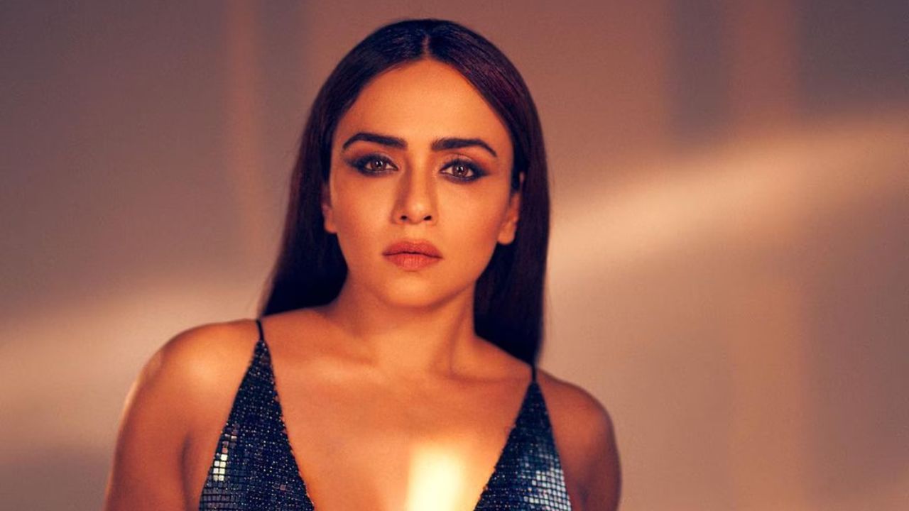 बॉलीवूडच्या बड्या प्रोजेक्ट्स मध्ये अमृता वारंवार दिसत असताना आता IMDb च्या टॉप लिस्ट मध्ये तिने बॉलीवूड स्टार्स सोबत अव्वल स्थान निर्माण केलं आहे. बॉलीवूडमध्ये तिच्या कामाच्या चर्चा तर आहेच पण IMDb पॉप्युलर इंडियन सेलिब्रिटीच्या टॉप लिस्ट मध्ये अमृता 2 क्रमांकावर आहे.