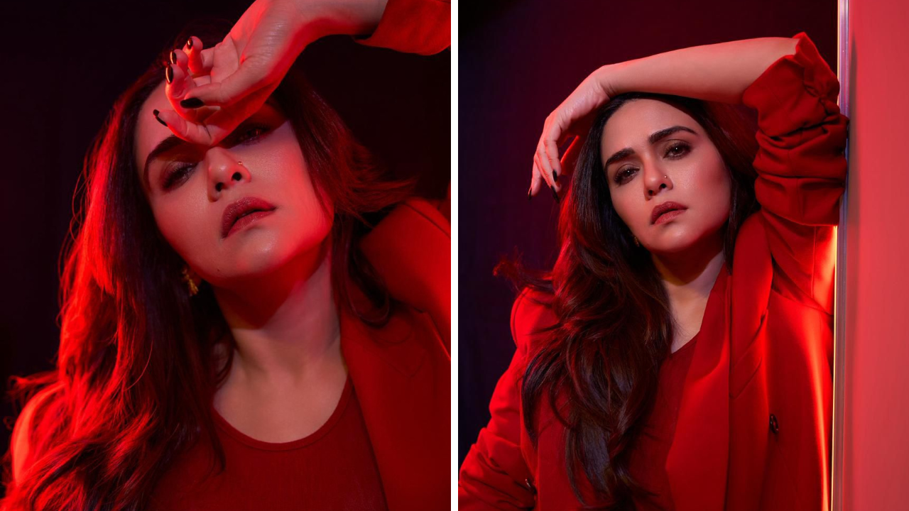 अमृताने नखांना लावलेले ब्लॅक नेलपेंटदेखील लक्ष वेधून घेत आहे. कोणत्या रंगाच्या ड्रेसवर कोणते नेलपेंट परफेक्ट आहे याची उत्तम समज अमृताला असल्याचे तिने दाखवून दिले आहे