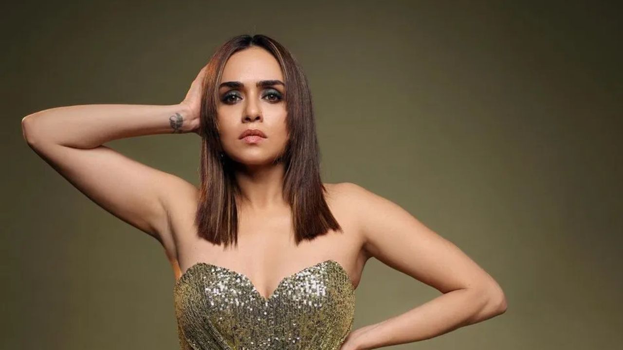 मनोरंजन विश्वात सगळ्यात महत्वपूर्ण मनाला जाणाऱ्या IMDb ची या आठवड्याची आवडत्या कलाकारांची लिस्ट नुकतीच सोशल मीडियावर समोर आली आहे. IMDb च्या टॉप 10 लिस्ट मध्ये अभिनेत्री अमृता खानविलकर अव्वल स्थान मिळवले आहे.