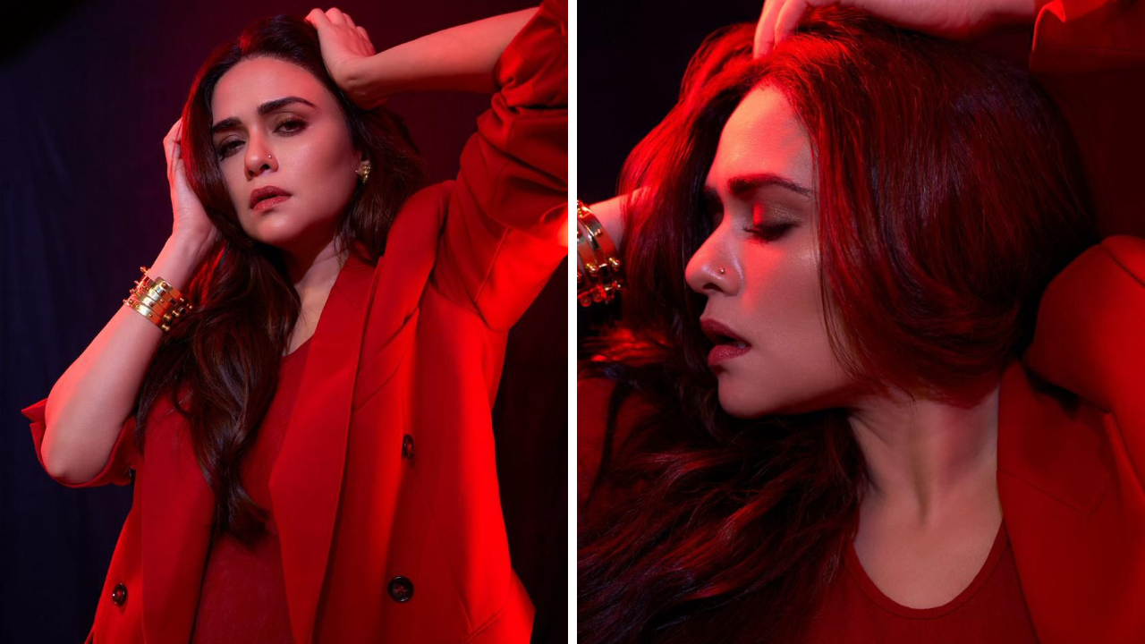 केसांचा मधून भांग पाडत थोडासा वेव्ही लुक या ड्रेसवर अमृताने दिलाय आणि केस मोकळे सोडले आहेत. तिच्या सौंदर्यात या हेअरस्टाईलने भर पडली आहे