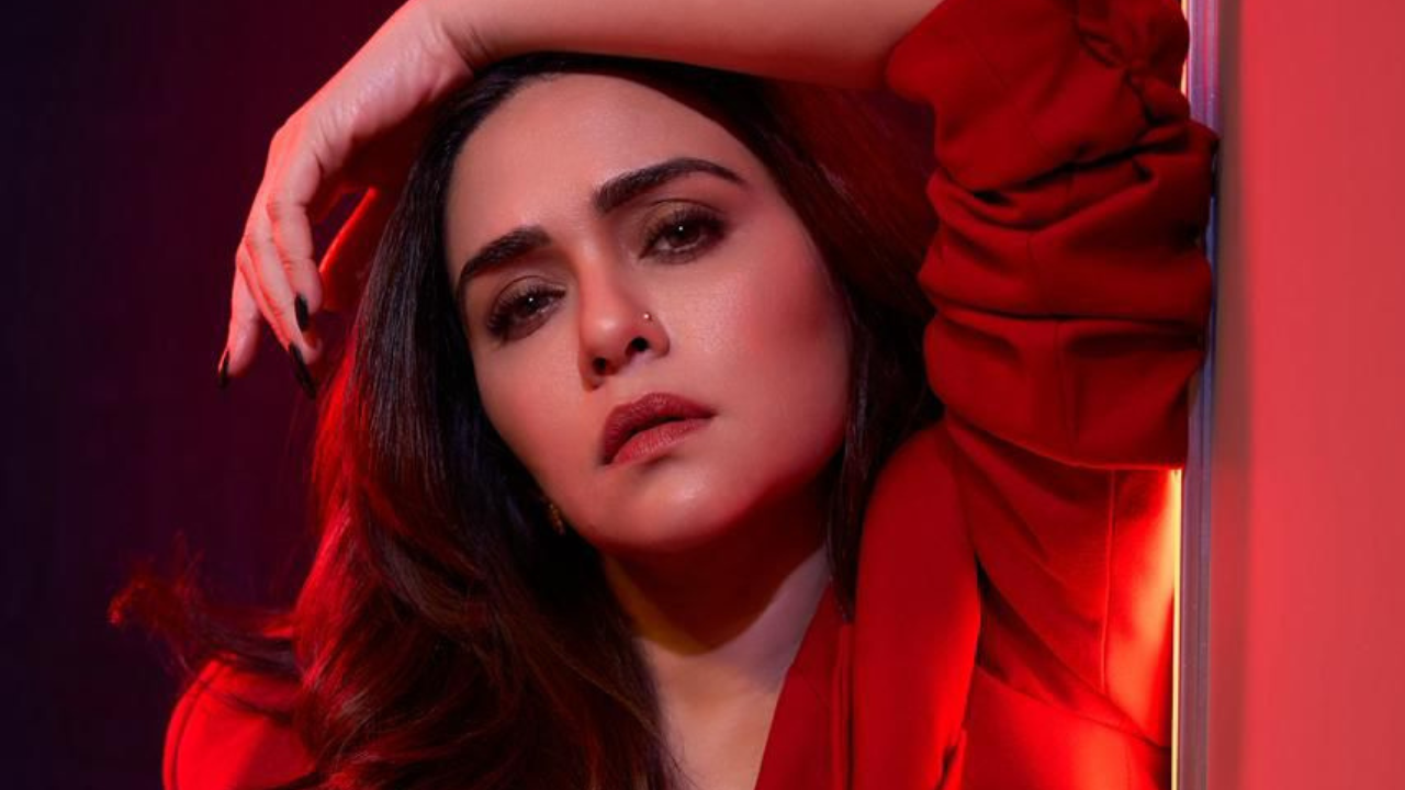 मिनिमल मेकअप मात्र बोल्ड डार्क रेड लिपस्टिक लावत तिने हा लुक पूर्ण केलाय. लायनर, काजळ, मस्कारा आणि जाडसर भुवया असा तिचा हा परफेक्ट लुक काळजात घर करतोय