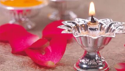 Astro Tips : तुम्हाला घरात नकारात्मकशक्ती जाणवते का ? रोज संध्याकाळी दिवेलागणीच्या वेळेला करा ‘हे’ प्रभावी उपाय