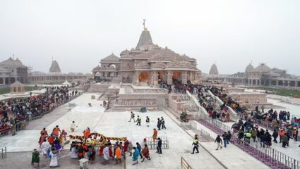 Ayodhya Ram Mandir : राम मंदिरात नमाज पठण करण्याचा प्रयत्न, काश्मिरी व्यक्तीला पोलिसांनी घेतले ताब्यात