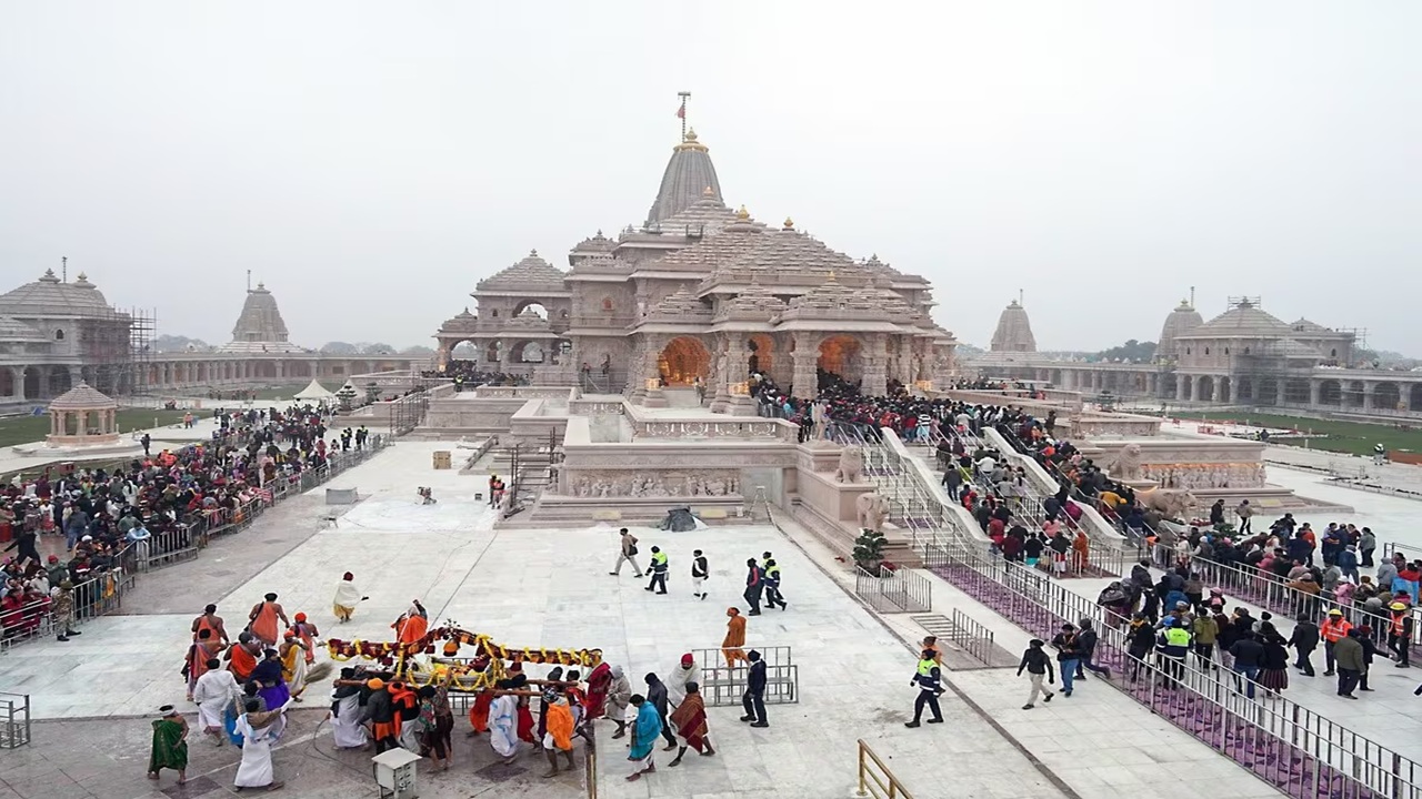 Ayodhya Ram Mandir : राम मंदिरात नमाज पठण करण्याचा प्रयत्न, काश्मिरी व्यक्तीला पोलिसांनी घेतले ताब्यात