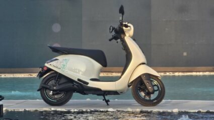 TVS iQube ची हवा टाइट! Bajaj ने लाँच केली ‘ही’ नवीन इलेक्ट्रिक स्कूटर, किंमत 1 लाखांपेक्षा कमी