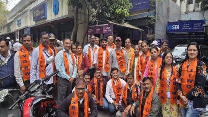 पुण्यात बँक कर्मचारी आक्रमक, जोरदार निदर्शने; नेमकं मागण्या काय?