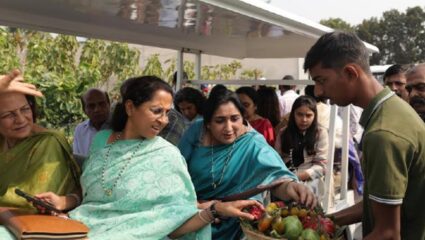 राजकारणावर कौटुंबिक सलोखा भारी; बारामतीच्या कृषीप्रदर्शनात सुप्रिया सुळे–सुनेत्रा पवार एकत्र