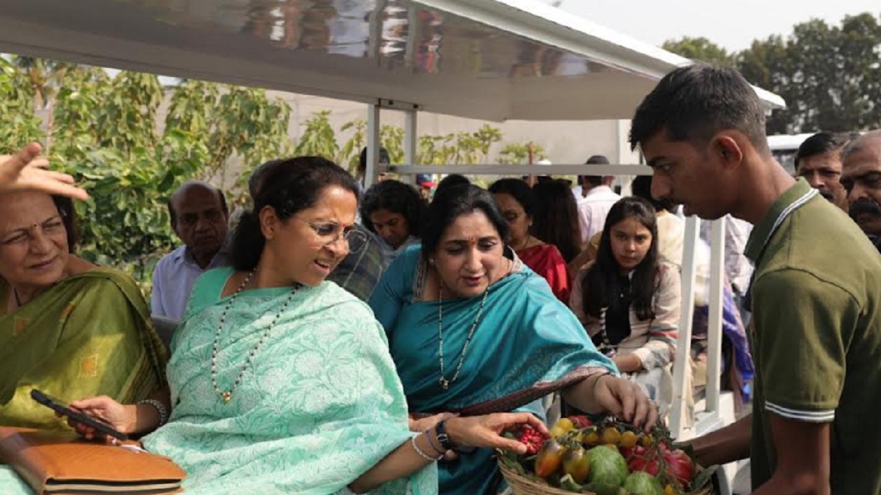 राजकारणावर कौटुंबिक सलोखा भारी; बारामतीच्या कृषीप्रदर्शनात सुप्रिया सुळे–सुनेत्रा पवार एकत्र