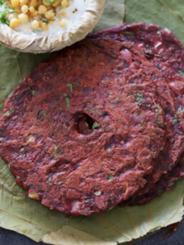 रंगीत, पौष्टिक आणि खमंग! घरी बनवा हेल्दी बिटाचे थालीपीठ